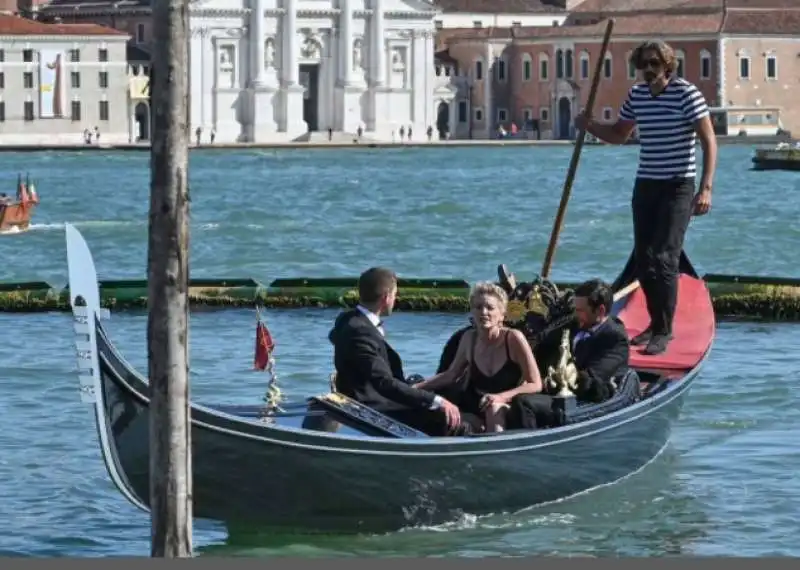 sharon stone in gondola a venezia 4