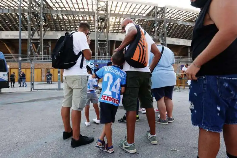 tifosi del napoli fuori dallo stadio