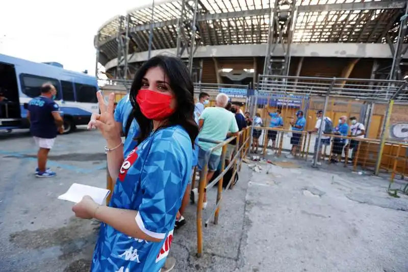 tifosi fuori dallo stadio