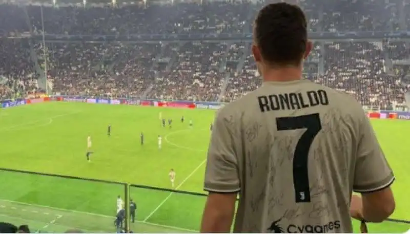 TORTU CON LA MAGLIA DI RONALDO