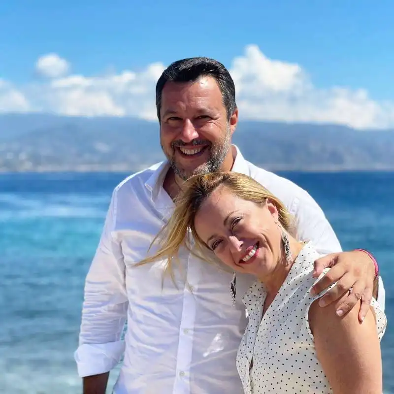 ABBRACCIO MATTEO SALVINI E GIORGIA MELONI A MESSINA 