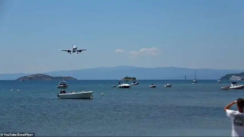 AEREO ATTERRA ALL AEROPORTO DI SKIATHOS