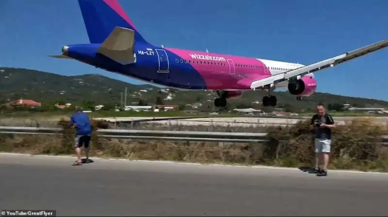 AEREO ATTERRA ALL AEROPORTO DI SKIATHOS