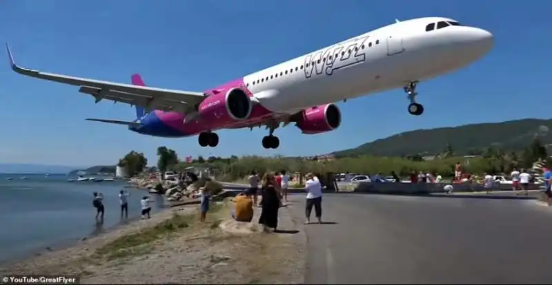 AEREO ATTERRA ALL AEROPORTO DI SKIATHOS