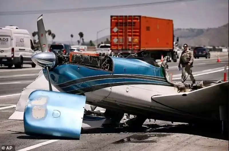 aereo si schianta e prende fuoco in autostrada california 4