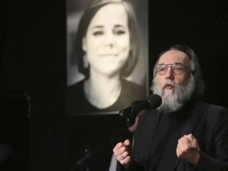 aleksandr dugin al funerale della figlia darya dugina  10