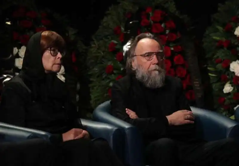 aleksandr dugin al funerale della figlia darya dugina  3