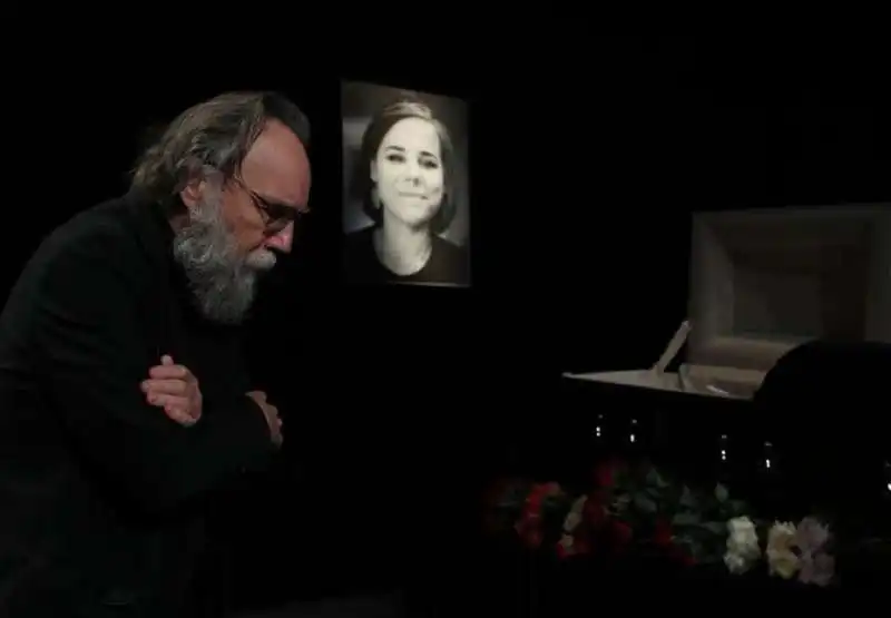 aleksandr dugin al funerale della figlia darya dugina  4