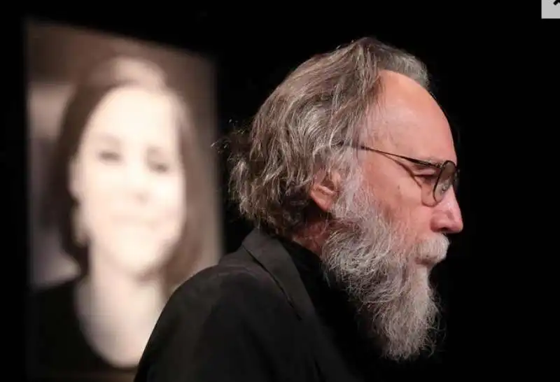 aleksandr dugin al funerale della figlia darya dugina  6