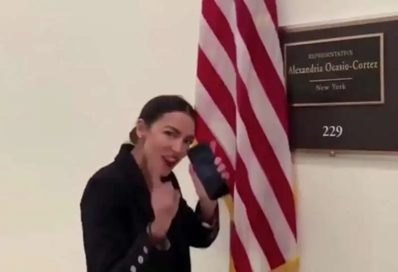 alexadria ocasio cortez balla per solidarieta a sanna marin 1