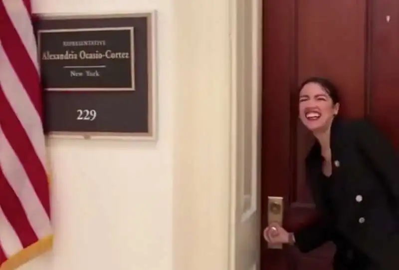 alexadria ocasio cortez balla per solidarieta a sanna marin 2