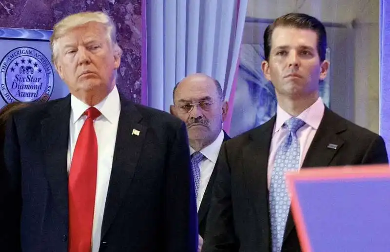 allen weisselberg dietro a donald trump e donald trump jr.