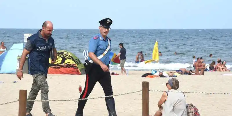 CARABINIERI IN SPIAGGIA 