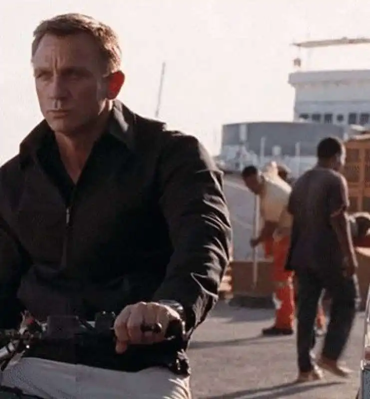 comparsa in quantum of solace che spazza l aria 