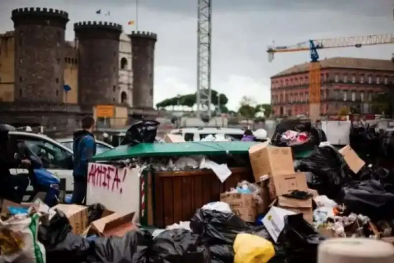 DEGRADO E RIFIUTI INTORNO AL MASCHIO ANGIOINO 