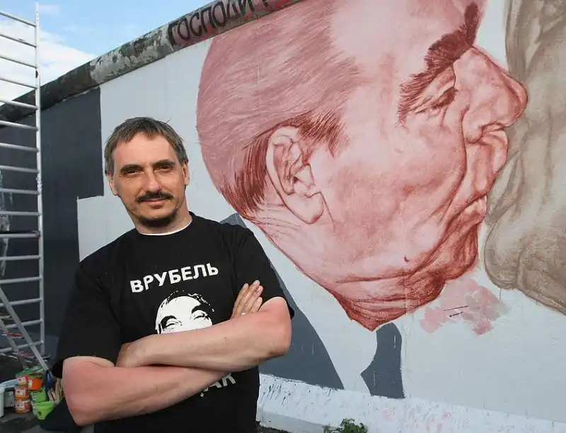 dmitry vrubel davanti al graffito del bacio breznev honecker 