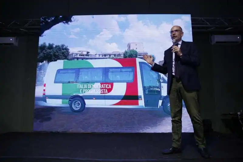 enrico letta presenta il minibus elettrico per la campagna elettorale 