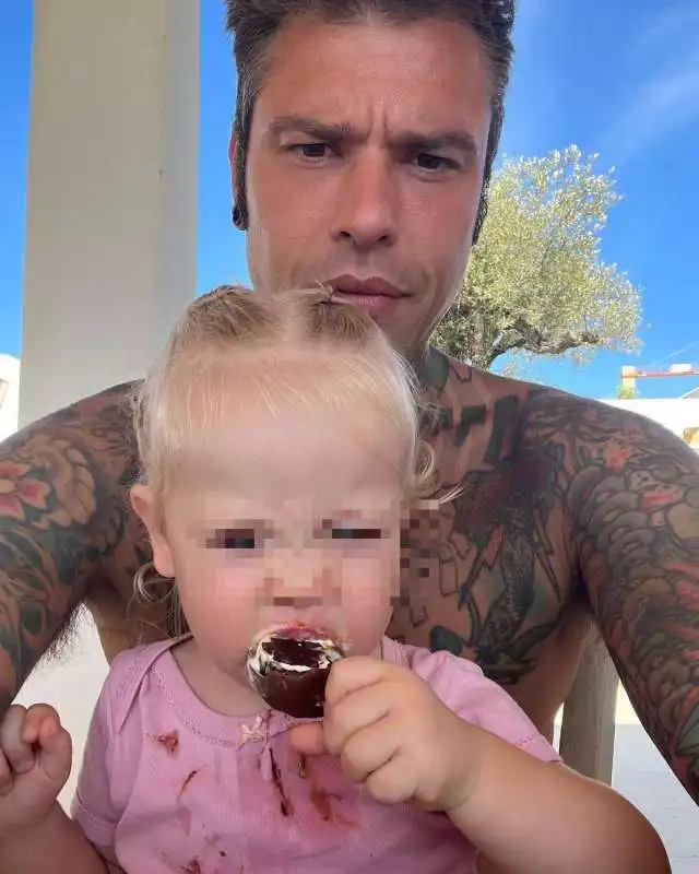 fedez con la figlia vittoria che mangia   2