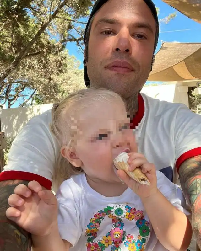 fedez con la figlia vittoria che mangia   3