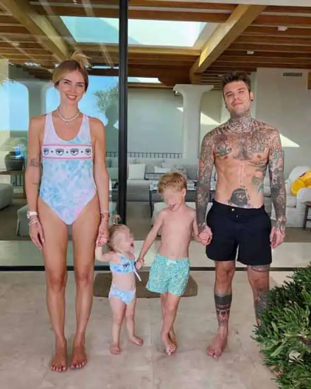 ferragni e fedez vacanza a ibiza 27