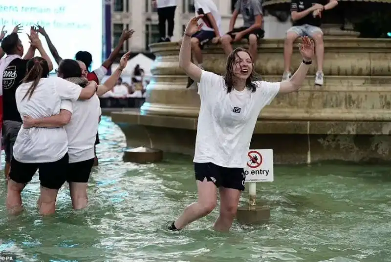 festeggiamenti per la vittoria dell inghilterra agli europei di calcio femminile 9