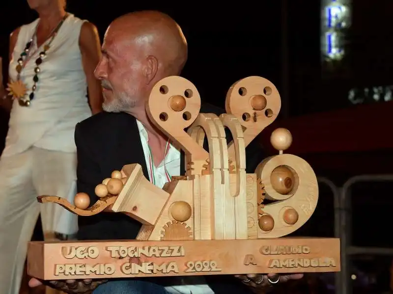 gianmarco tognazzi con la scultura per claudio amendola  foto di bacco