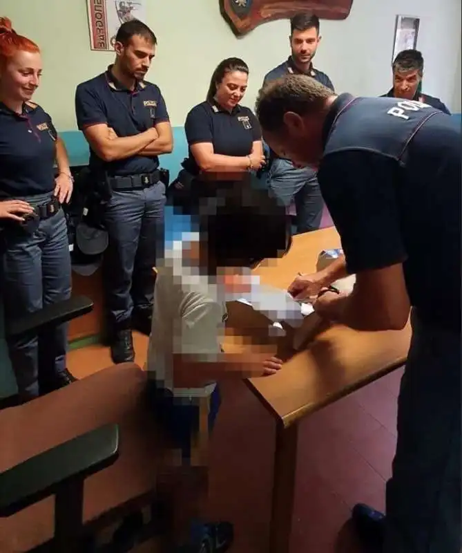 il bambino riceve un nuovo robot dalla polizia