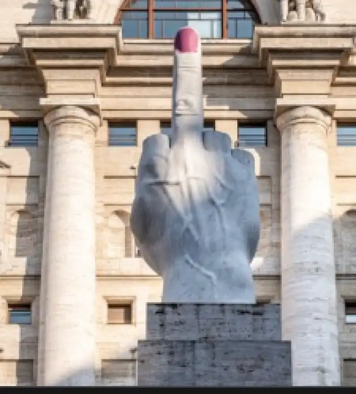 il dito medio di cattelan davanti alla borsa di milano