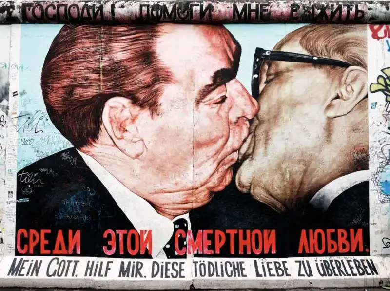 il graffito del bacio breznev honecker sul muro di berlino  