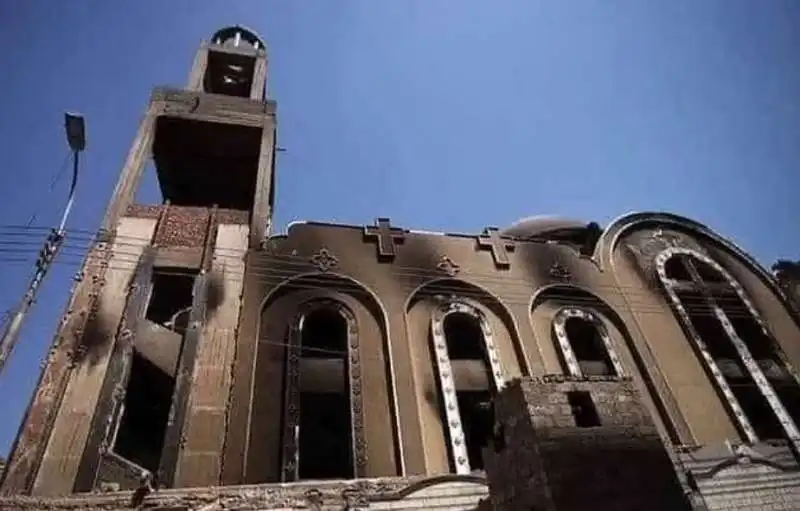 incendio in una chiesa copta a giza, in egitto   9