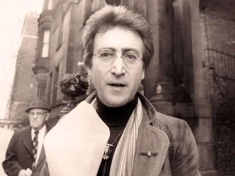 john lennon davanti al dakota building 