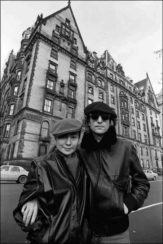 john lennon e yoko ono davanti al dakota building 