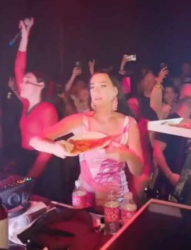 katy perry lancia pizza 8