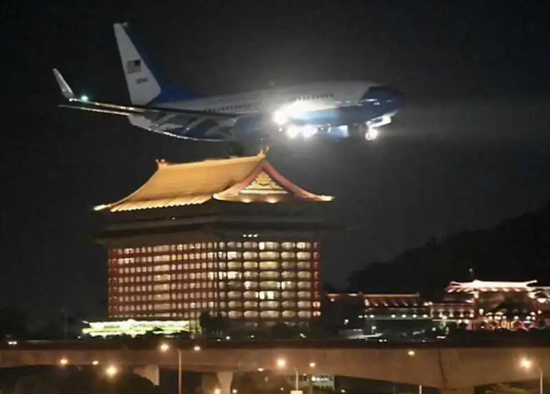 l aereo di nancy pelosi atterra a taipei  