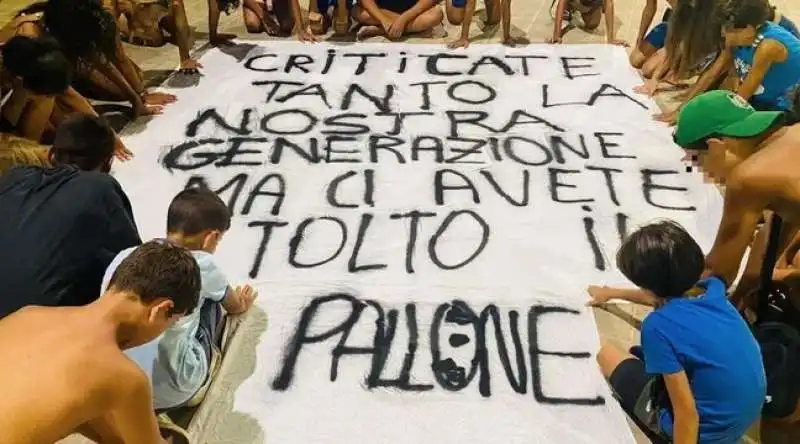 la protesta dei bambini di meledugno contro il divieto di giocare a pallone 