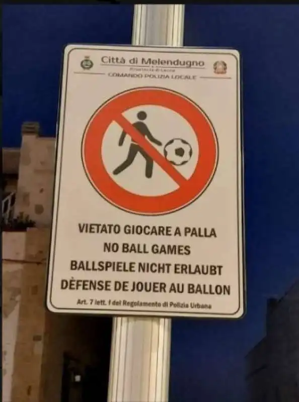 la protesta dei bambini di meledugno contro il divieto di giocare a pallone 