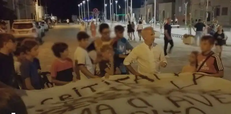 la protesta dei bambini di meledugno contro il divieto di giocare a pallone 