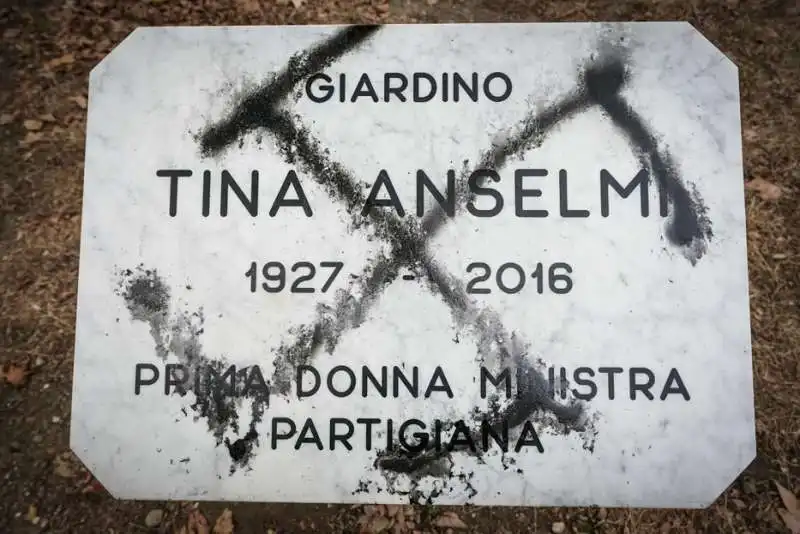 lapide tina anselmi svastica