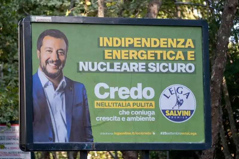 manifesti salvini con slogan credo 