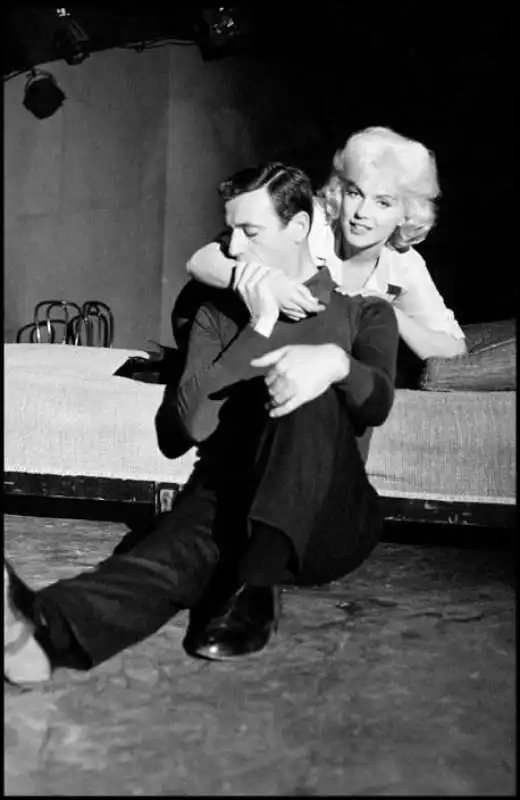 marilyn monroe yves montand facciamo l'amore