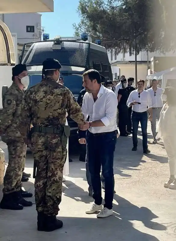 matteo salvini a lampedusa 2