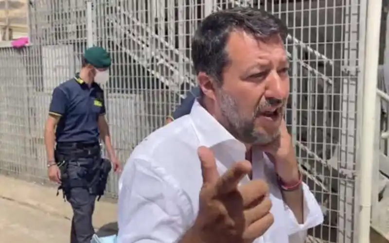 matteo salvini a lampedusa   5