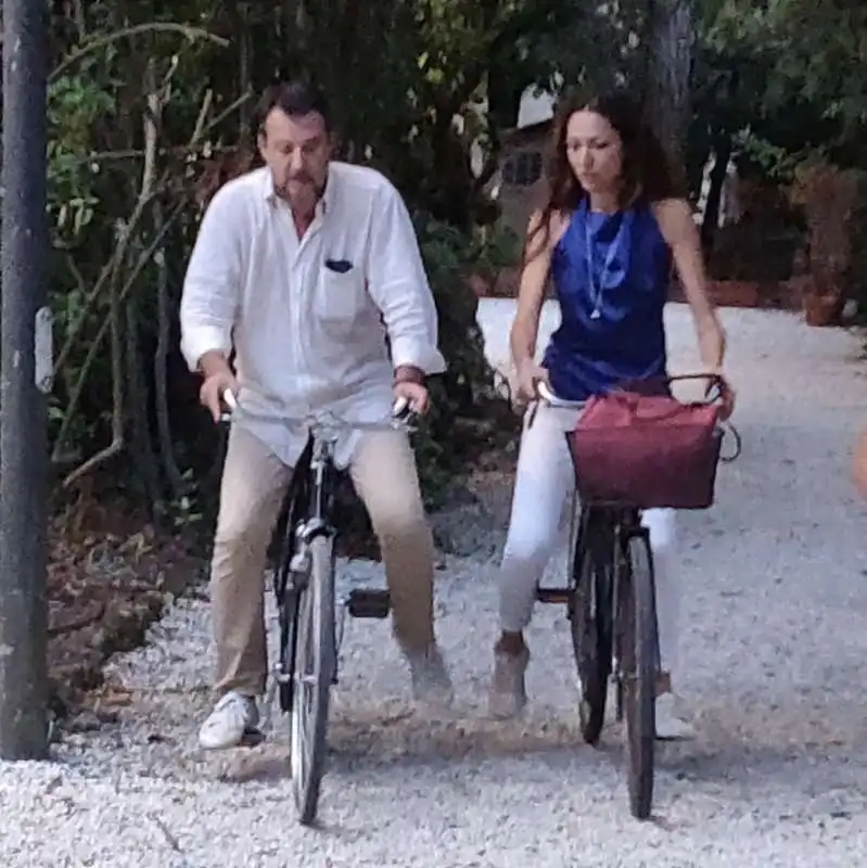 MATTEO SALVINI E FRANCESCA VERDINI ARRIVANO IN BICICLETTA ALLA VERSILIANA 