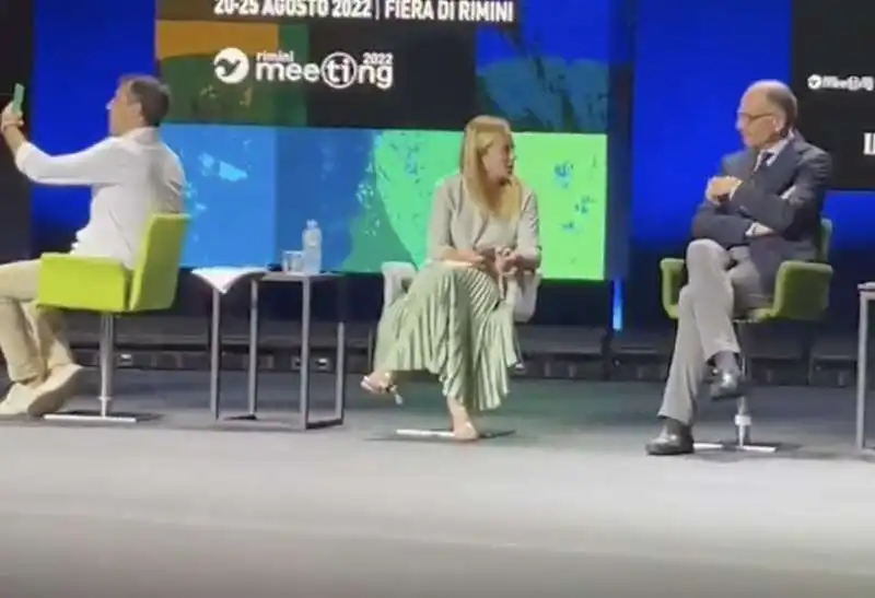 MELONI E LETTA PARLOTTANO SUL PALCO DEL MEETING DI RIMINI  E SALVINI SI FA UN  SELFIE 