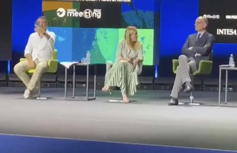 MELONI E LETTA PARLOTTANO SUL PALCO DEL MEETING DI RIMINI  E SALVINI SI FA UN  SELFIE