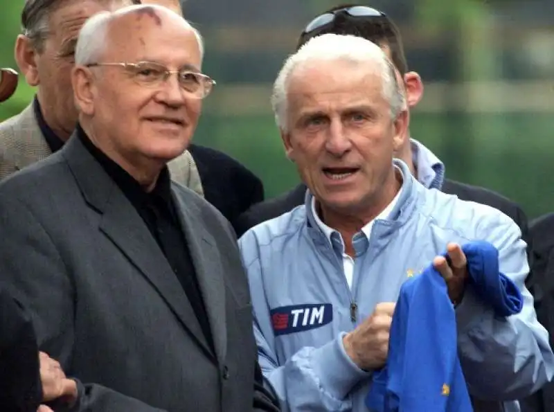 mikhail gorbaciov con giovanni trapattoni 