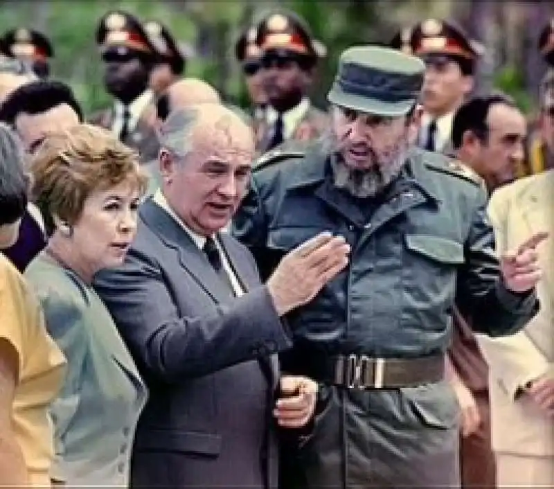 MIKHAIL GORBACIOV CON LA MOGLIE RAISSA E FIDEL CASTRO 