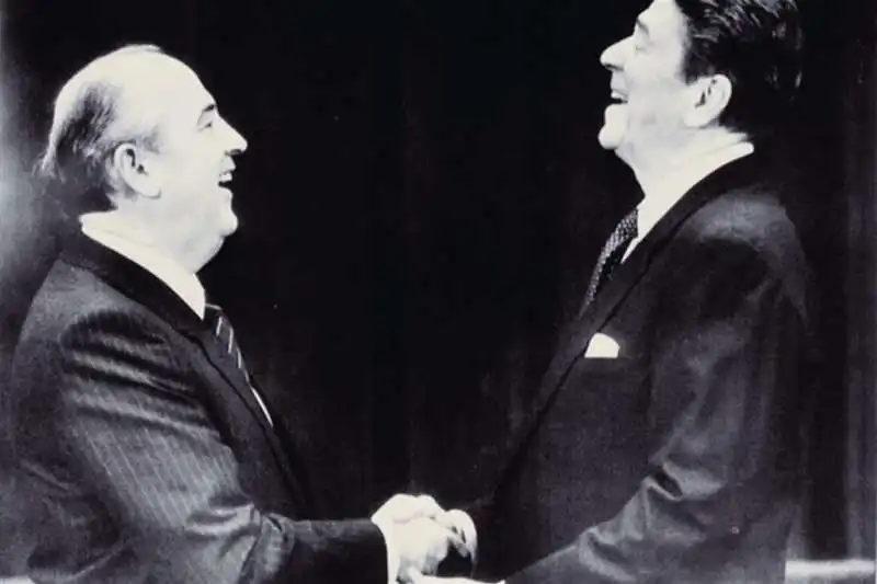 Mikhail Gorbaciov e Ronald Reagan 