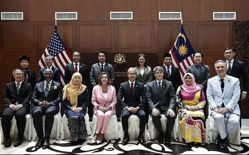 nancy pelosi al parlamento di kuala lumpur 