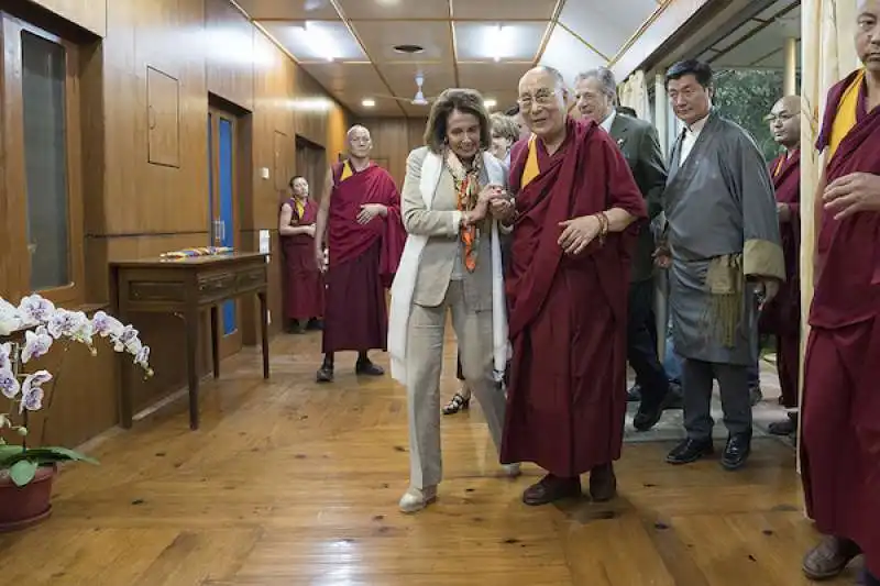 nancy pelosi e il dalai lama